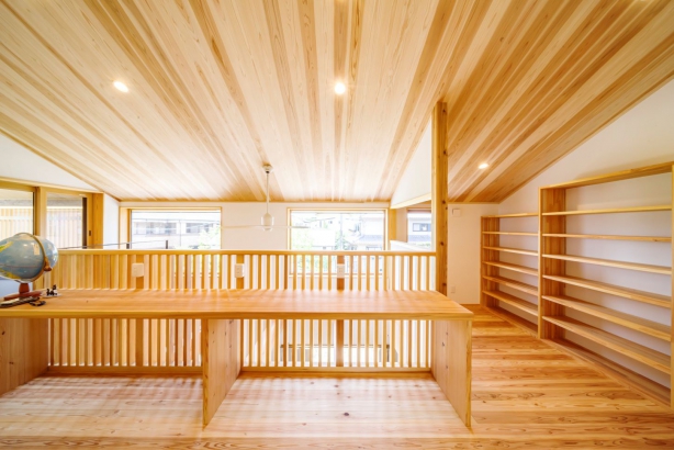 書斎スペース 株式会社ブリーズ・カンパニーの施工事例 職人の丁寧な手仕事が魅力。自然素材と木の質感を贅沢に感じられる家