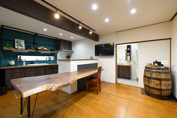 ダイニング 株式会社穂高住販の施工事例 世界に一つ、天然木のキッチンがあるリノベーションハウス