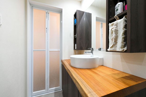 洗面脱衣室 株式会社穂高住販の施工事例 世界に一つ、天然木のキッチンがあるリノベーションハウス