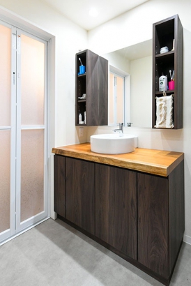 洗面脱衣室 株式会社穂高住販の施工事例 世界に一つ、天然木のキッチンがあるリノベーションハウス