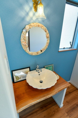 シェル上の洗面ボウルに貝殻をあしらった鏡がマリン風でかわいい2階手洗い場
（施工事例）