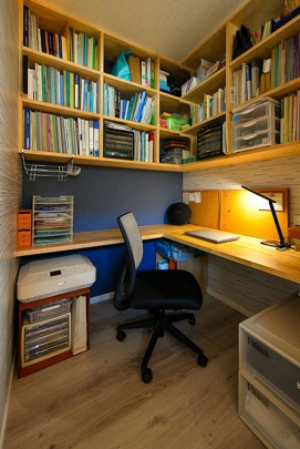 書斎の空間スペースを有効活用した造作の本棚.（施行条例）