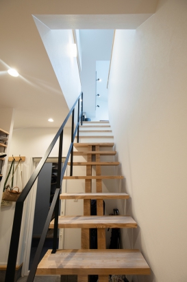 ストリップ階段 ikka design 株式会社の施工事例 こだわりを形にして、最上の住み心地をお約束します。