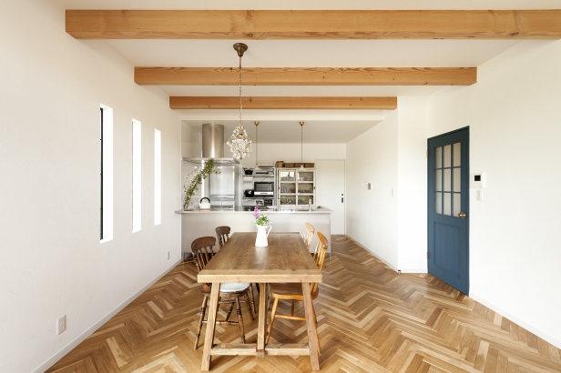 LDK 株式会社ハウス工芸社の施工事例 スイス漆喰やヘリンボーンの木の床など、外も中も漆喰塗りの平屋