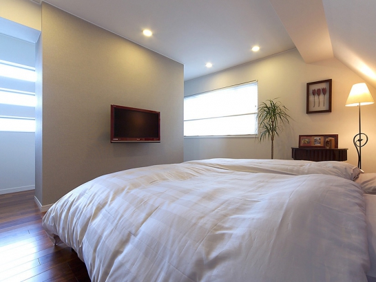 寝室 三菱地所ホーム株式会社の施工事例 20坪で快適に暮らす工夫がいっぱい。シンプルモダンな3階建て