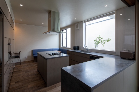 キッチン 三菱地所ホーム株式会社の施工事例 ゆとりある設計でプライベートリゾートを実現した3階建ての家