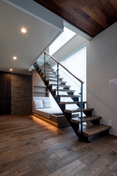 階段 三菱地所ホーム株式会社の施工事例 ゆとりある設計でプライベートリゾートを実現した3階建ての家