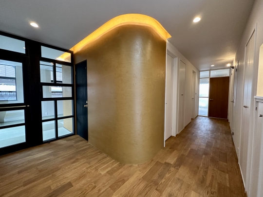 【施工事例】
玄関から和室にかけて繋がっている間接照明は、”オルトレマテリア左官”と”造作建具”に融合しノスタルジックなどこか懐かしい空間を演出。