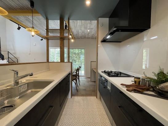 キッチン 株式会社イニハンス 一級建築士事務所の施工事例 カリフォルニアハウス「人生 × be natural」ラグーナのお家