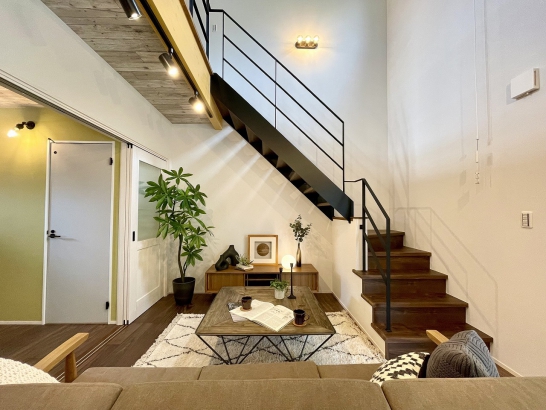 アイアンストリップ階段 株式会社イニハンス 一級建築士事務所の施工事例 カリフォルニアハウス「人生 × be natural」ラグーナのお家
