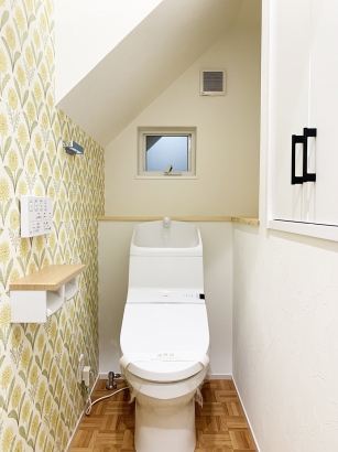 トイレ 株式会社イニハンス 一級建築士事務所の施工事例 蔵収納はお子様の遊び場に、ロフトもあるシンプルおしゃれな家