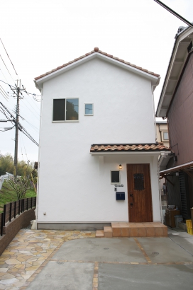 白い塗り壁の外観 株式会社藤田建設工業の施工事例 好きな家具と暮らす