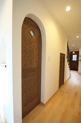 アーチの扉のトイレルーム 株式会社藤田建設工業の施工事例 好きな家具と暮らす