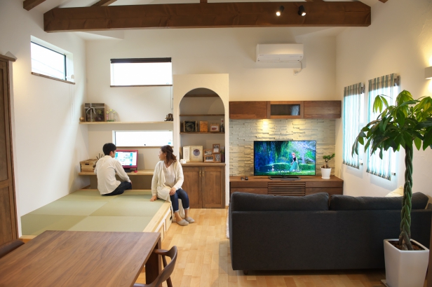 畳の高さが座るのにちょうどいい 株式会社藤田建設工業の施工事例 好きな家具と暮らす