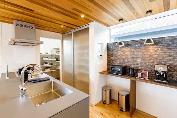 キッチン

キッチンスペースはデザインと機能性が両立されており、キッチンバック収納からパントリーを連続させる事で、家事動線がスムーズになるように設計されている。