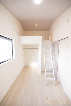 【ondo建物プラン例/洋室】建物価格1755万円～　WIC上の空間にロフトを設けました。季節の衣類やお客様用寝具の収納、趣味の空間やテレワークスペースなど多目的にお使いいただけます。