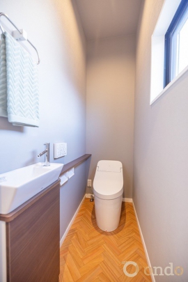 【建物プラン例/トイレ】いつも清潔に使える温水洗浄便座機能付き。トイレは1、2階に配置。朝の支度時や来客時等、タイミングが重なっても気兼ねなく使えます。