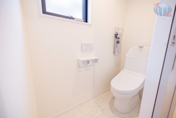 【建物プラン例/トイレ】いつも清潔に使える温水洗浄便座機能付き。トイレは1、2階に配置。朝の支度時や来客時等、タイミングが重なっても気兼ねなく使えます。