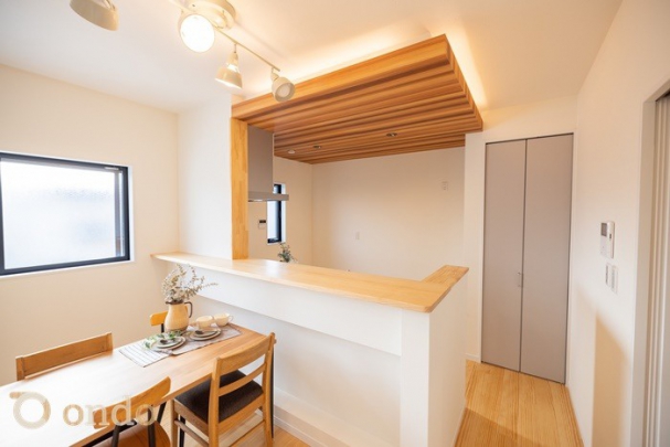 【ondo建物プラン例/キッチン】木目調の下がり天井が温かみのあるキッチンに♪