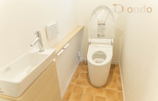 【ondo建物プラン例/トイレ】いつも清潔に使える温水洗浄便座機能付き。トイレは1、2階に配置。朝の支度時や来客時等、タイミングが重なっても気兼ねなく使えます。(建物価格1755万円～)