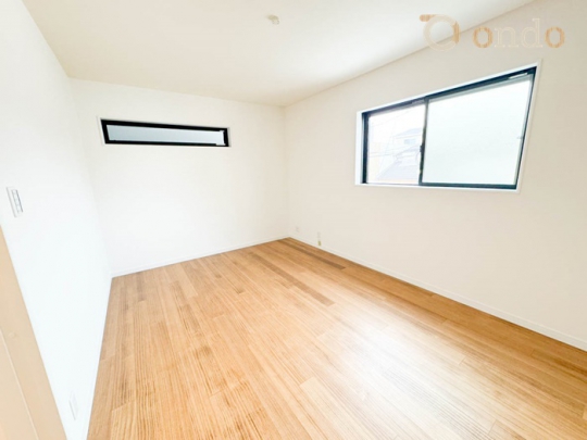 【ondo建物プラン例/洋室】落ち着いた色調の洋室。どんなインテリアにも合うシンプルな空間です。家具や植物などを飾って、お好みのプライベート空間をお作りいただけます。(建物価格1755万円～)