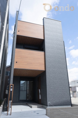 【ondo建物プラン例/外観】ブラック×木目の外観が目を惹く、高級感のあるシンプルスタイルの家♪