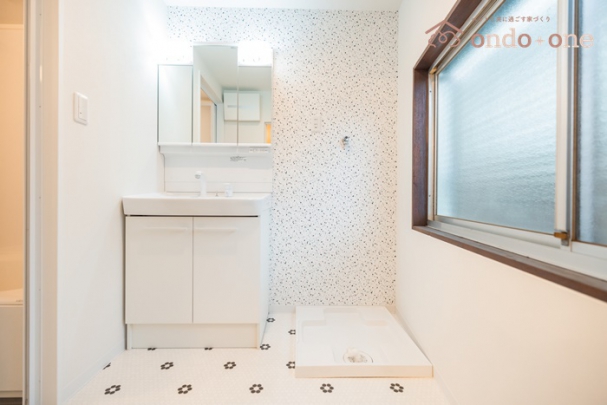 【洗面所】白を基調とした清潔感のある洗面ルーム。便利な三面鏡付き！足元やミラー裏に収納スペースがあり便利です♪