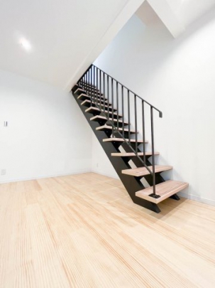 【ondo建物プラン例/LDK】高級感のあるアイアン手摺のリビング階段は必見。