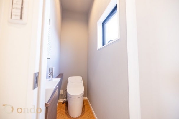 【ondo建物プラン例/玄関】建物価格1755万円～　いつも清潔に使える温水洗浄便座機能付き。トイレは1、2階に配置。朝の支度時や来客時等、タイミングが重なっても気兼ねなく使えます。