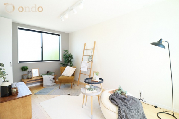【ondo建物プラン例/洋室】　落ち着いた色調の洋室。どんなインテリアにも合うシンプルな空間です。家具や植物などを飾って、お好みのプライベート空間をお作りいただけます。