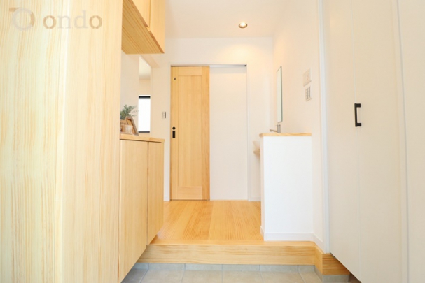 【ondo建物プラン例/玄関】　玄関に洗面台を設置。帰宅後自然に手洗いができる動線を考えました◎