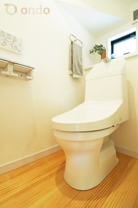 【ondo建物プラン例/トイレ】　いつも清潔に使える温水洗浄便座機能付き。トイレは1、2階に配置。朝の支度時や来客時等、タイミングが重なっても気兼ねなく使えます。