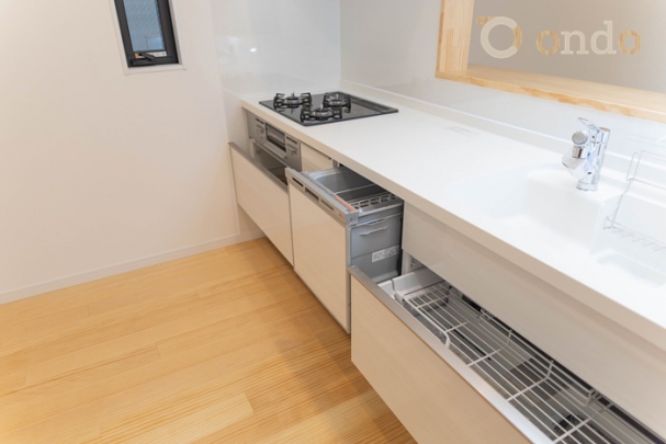【ondo建物プラン例/キッチン】　キッチン周りの充実した収納ですっきり清潔感のあるキッチンに！