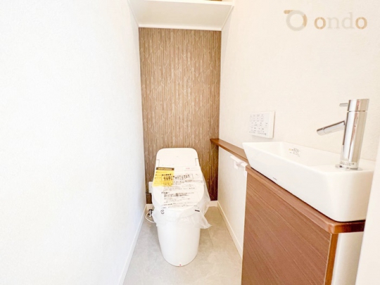 【ondo建物プラン例/LDK】いつも清潔に使える温水洗浄便座機能付き。トイレは1、2階に配置。朝の支度時や来客時等、タイミングが重なっても気兼ねなく使えます。