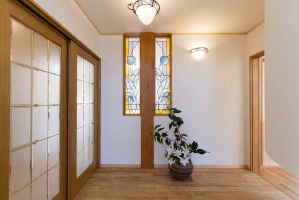 玄関踊り場 株式会社建築工房 高松銘木店の施工事例 「和モダン」を意識した自然素材いっぱいの家