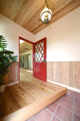 お洒落な赤い扉がリビングへ誘う 株式会社建築工房高松銘木店の施工事例 アンティーク調と無垢材の調和。好きが詰まった“私らしい家”