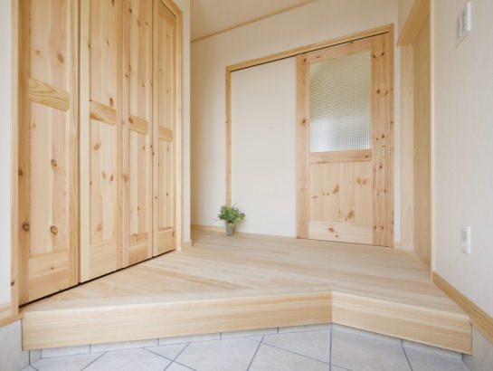 無垢材の温かみと香りが出迎えてくれる玄関 株式会社建築工房高松銘木店の施工事例 自然素材をふんだんに使用した抗菌効果のあるナチュラルテイストの木の家　