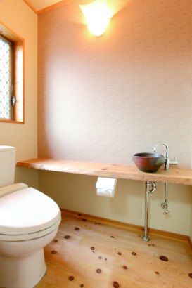 木目の床が印象的なトイレ 株式会社建築工房 高松銘木店の施工事例 無垢材の温かみ感じる家族が深呼吸できる健やかな住空間