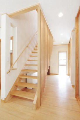 階段 株式会社建築工房 高松銘木店の施工事例 無垢材を使用し自然の温かみを詰め込んだ木の家