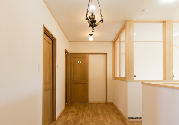 廊下 株式会社建築工房 高松銘木店の施工事例 「和モダン」を意識した自然素材いっぱいの家