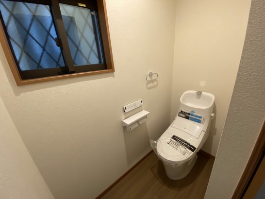 清潔のあるトイレ 株式会社ファイブプラン建設の施工事例 日当たりのいいシンプルモダンな家