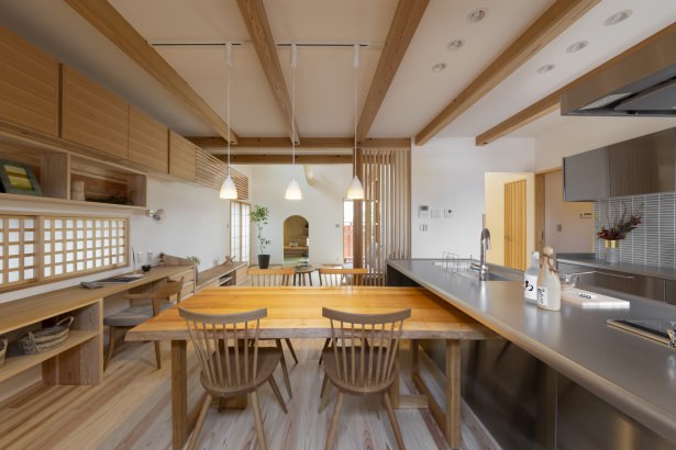 自然素材いっぱいの開放的なダイニングキッチン 株式会社ビーバーハウスの施工事例 素肌で感じる無垢の木の家