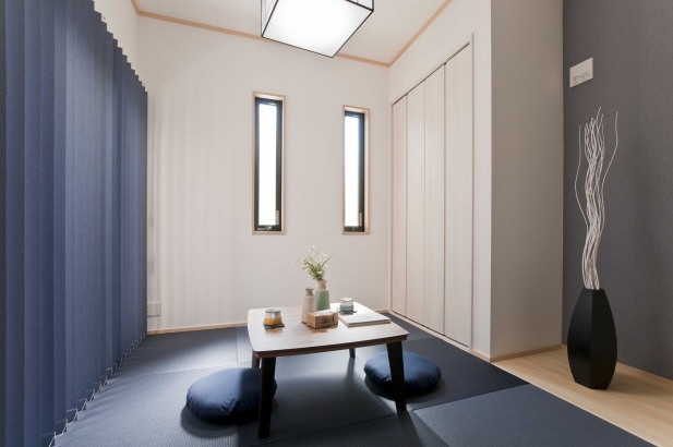 濃い紺色の畳のモダンな和室 株式会社ビーバーハウスの施工事例 アメリカンカントリー調の大人カジュアルな家