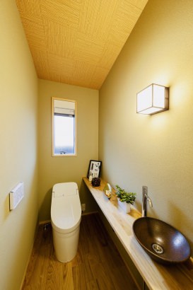 和の雰囲気なトイレ 株式会社ビーバーハウスの施工事例 四季折々に表情が移り変わる自然と共存できる平屋