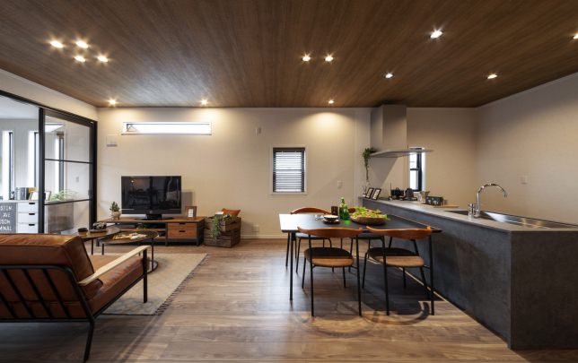 ≪LDK≫

床材と天井を濃い木目調のクロスでコーディネートしたLDK。ヴィンテージな家具が似合う上質な空間に仕上げています。また、開放的なオープンキッチンを設けて、お料理中でも空間全体が見渡せるようになっています。 thumbnail