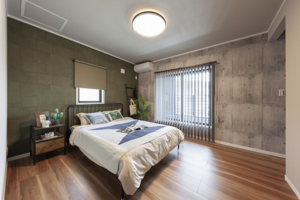 ◎16号地モデルハウス◎
【主寝室】

無機質な格好良さを演出するコンクリート調クロスを主役にした主寝室。