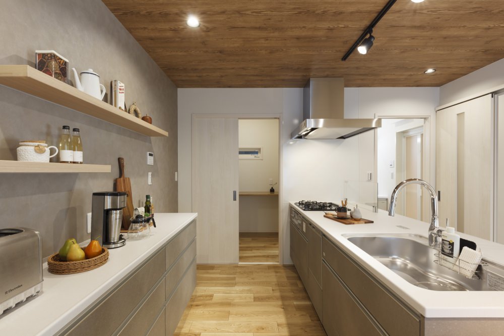 ■キッチンから出入り可能な便利な家事室