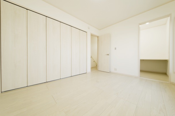 【主寝室】

ホワイトを基調とした明るい主寝室は大容量のクローゼットを備えています。