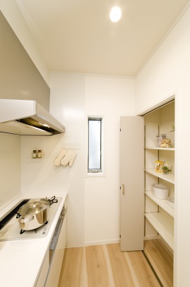 【キッチン】

キッチンの背面には可動棚付きのパントリーを設置