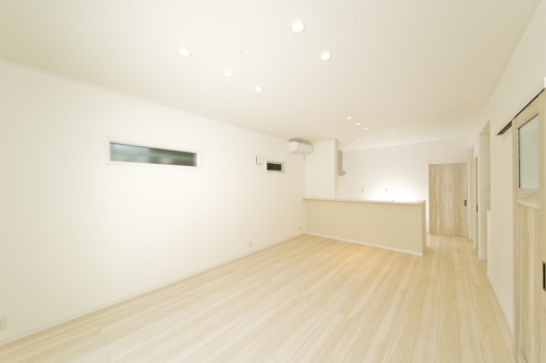 ◎8号地モデルハウス◎
【LDK】

リビング・ダイニング・キッチンがストレートに繋がった設計で、家具が配置しやすく空間を広々と使えます。